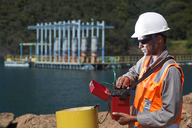 Qual a importância da tecnologia na fiscalização de barragens na mineração?